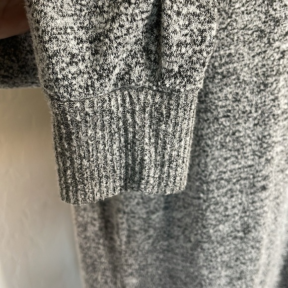 No.066 Lucky Brand Heathered Grey V-Neck Long Sleeve Sweater - Size Medium - Picture 4 of 8